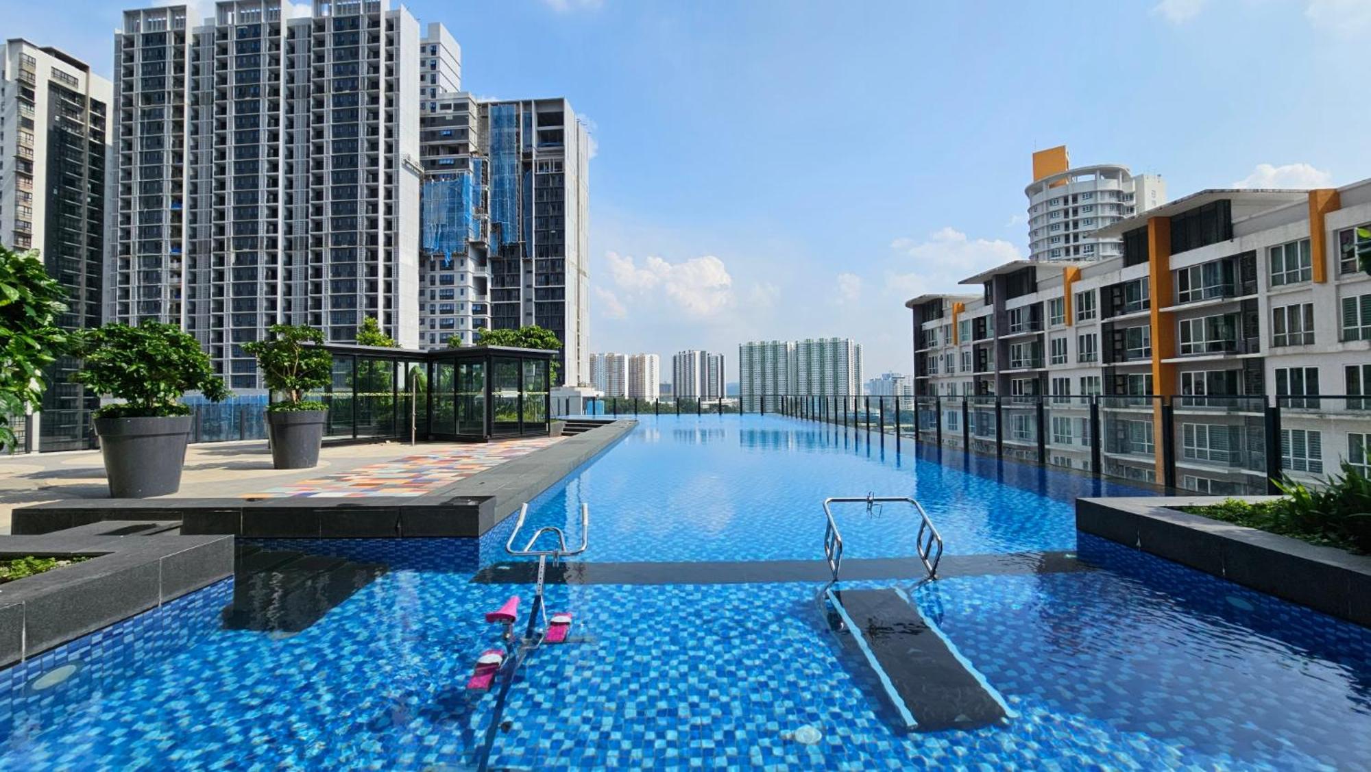 Bloomsvale Kl By Penguin N' Bee Staycation *